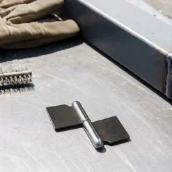 2 paumelles de grille à souder Diall 60 mm