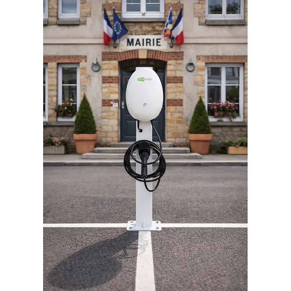 Borne de recharge véhicule électrique 7kW intelligente, compacte et sécurisée, fixation murale ou sur un poteau livré en option