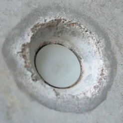 Bouchon d'étanchéité hydro-expansible pour tubes muraux. Se dilate avec l'eau, obturant les trous dans murs après le décoffrage