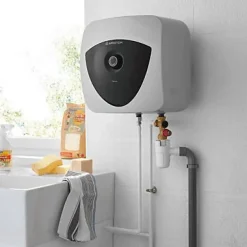 Chauffe-eau électrique Ariston Andris black 15L sur évier