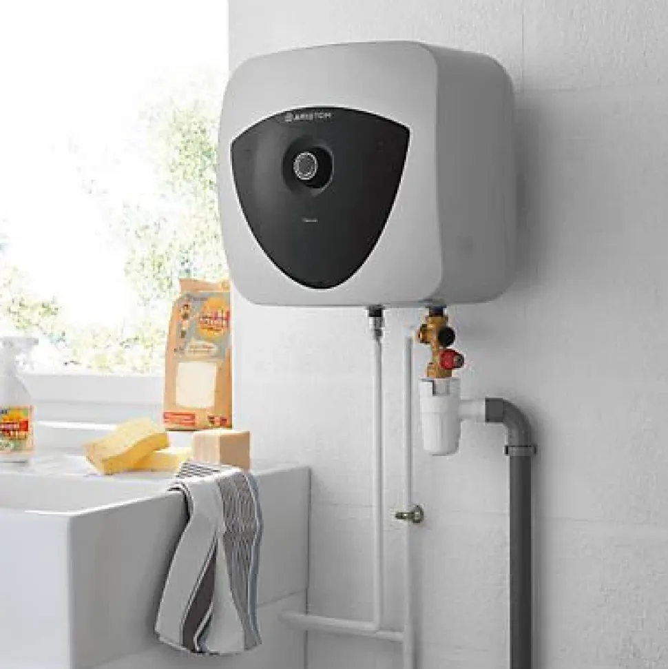 Chauffe-eau électrique Ariston Andris black 15L sur évier