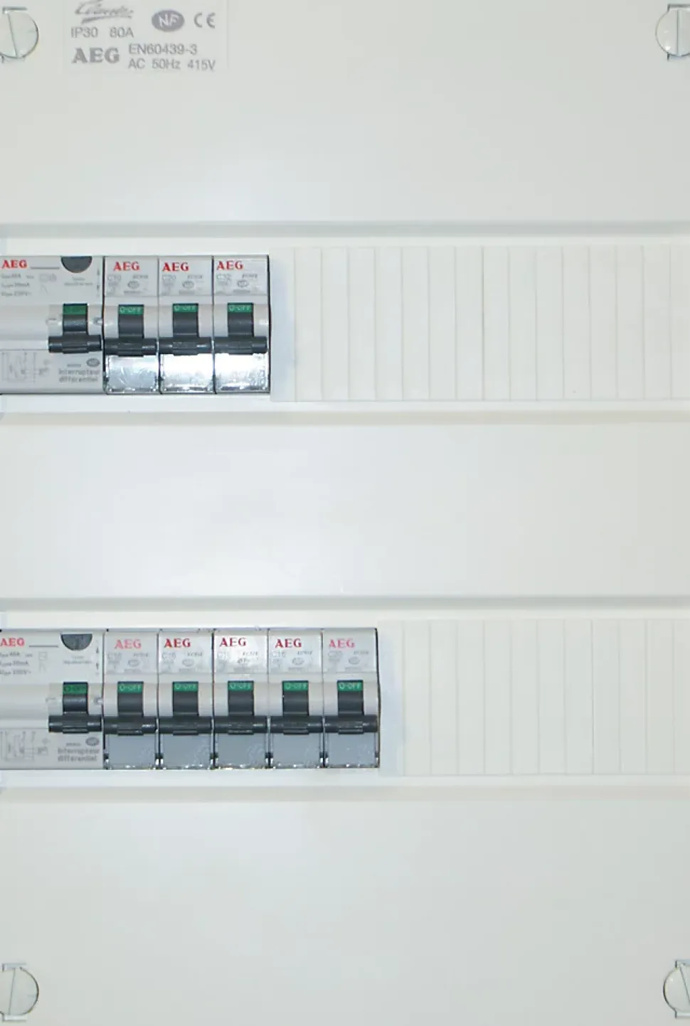 Coffret électrique prééquipé 2 rangées, 26 modules AEG