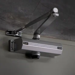 Ferme portes haute performance premium, Force réglable de 4 à 5, corps en Aluminium argent.