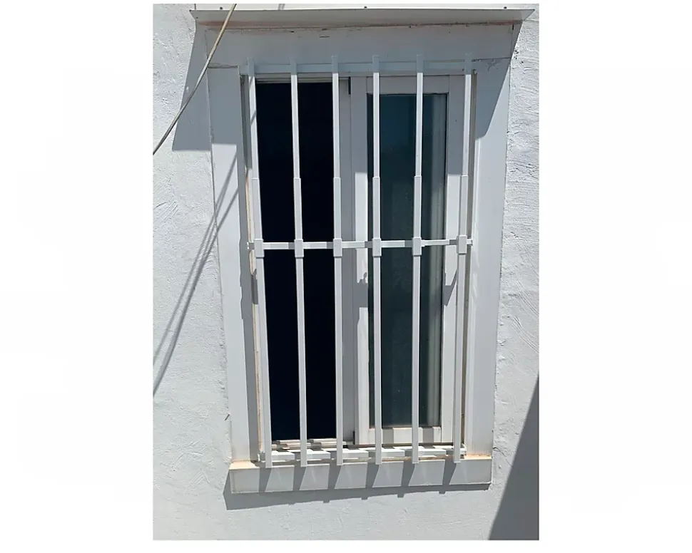 Grille de défense réglable pour fenêtre (largeur et hauteur) de 55x55 cm à 100x100 cm blanche