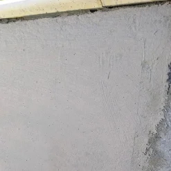 Grille en fibre de verre (50m x 1m). Imperméabilisation et réparation avec mortiers, caoutchouc et peintures imperméabilisantes