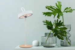 Lampe de table LED à accu magnétique pour l'extérieur et l'intérieur, en métal et plastique blanc, hauteur 36 cm