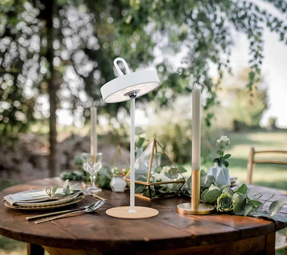 Lampe de table LED à accu magnétique pour l'extérieur et l'intérieur, en métal et plastique blanc, hauteur 36 cm