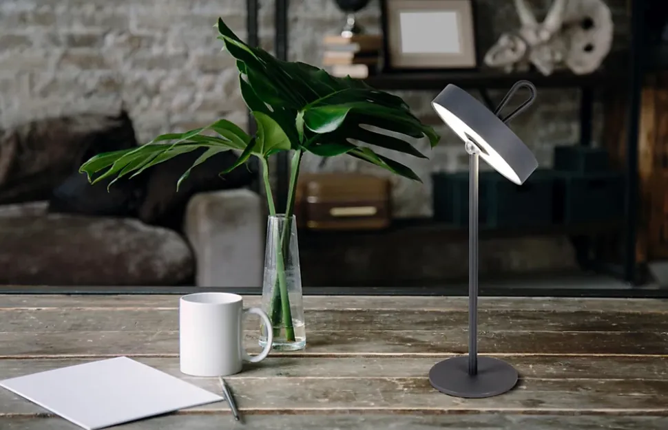Lampe de table LED rechargeable magnétique 'ELLA' pour l'extérieur et l'intérieur, en métal et plastique gris, hauteur 35 cm
