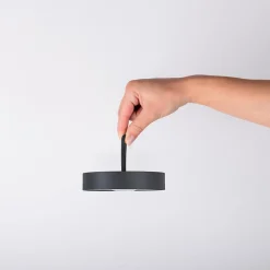 Lampe de table LED rechargeable magnétique 'ELLA' pour l'extérieur et l'intérieur, en métal et plastique noir, hauteur 35 cm