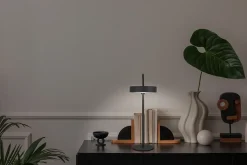 Lampe de table LED rechargeable magnétique 'ELLA' pour l'extérieur et l'intérieur, en métal et plastique noir, hauteur 35 cm