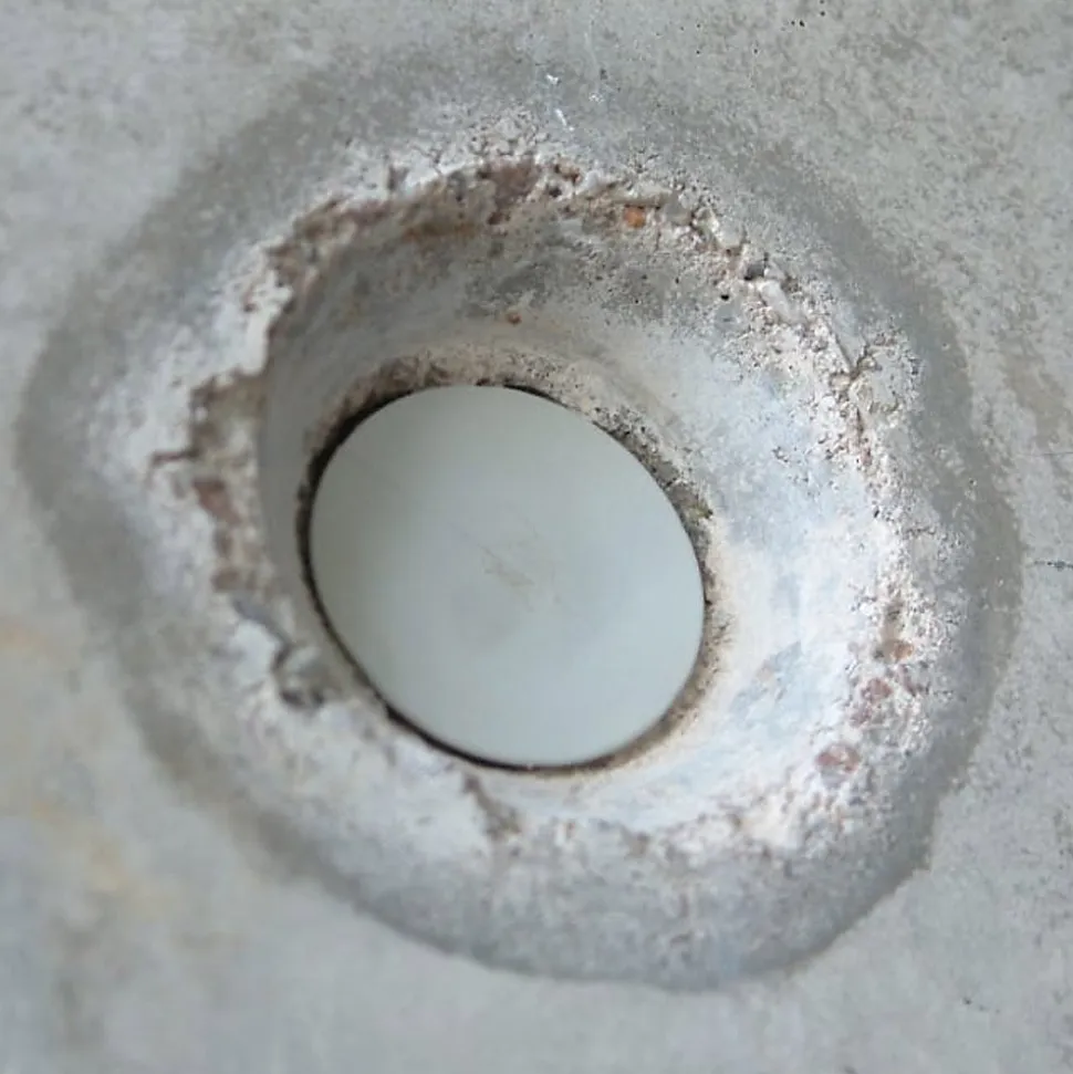 Lot 100 Bouchon d'étanchéité hydro-expansible pour tubes muraux. Se dilate avec eau, obturant trous dans murs après le décoffrage
