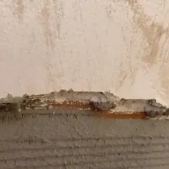 Mortier sec anti-sel (5 kg). Crée une couche isolante sur le mur qui empêche l'apparition de taches de sel causées par l'humidité