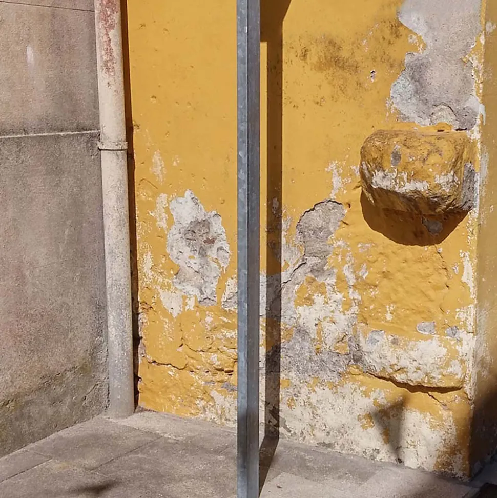 Mortier sec anti-sel (20 kg). Crée une couche isolante sur le mur qui empêche l'apparition de taches de sel causées par l'humidité