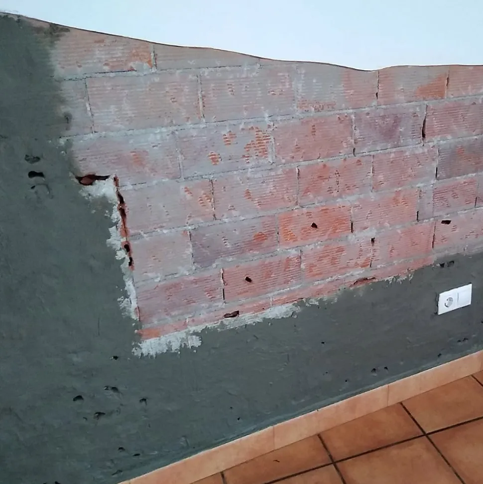 Mortier sec anti-sel (20 kg). Crée une couche isolante sur le mur qui empêche l'apparition de taches de sel causées par l'humidité