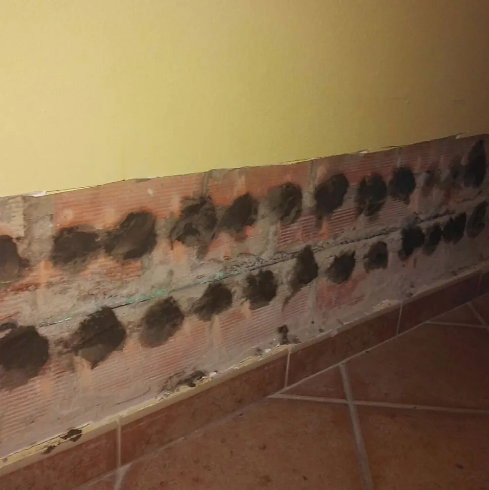 Mortier sec anti-sel (20 kg). Crée une couche isolante sur le mur qui empêche l'apparition de taches de sel causées par l'humidité