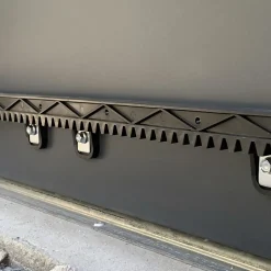 Motorisation solaire pour portail coulissant Zenia SE + 2 télécommandes supplémantaires (3 en tout) - Avidsen