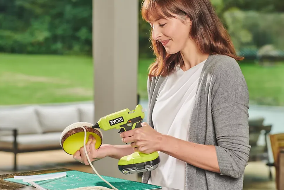Pistolet à colle Ryobi RGLU18 ( sans batterie)