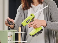 Pistolet à colle Ryobi RGLU18 ( sans batterie)
