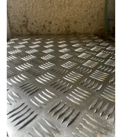 Plaque Aluminium Strié, ép. 2/3mm, Hauteur 40cm x Largeur 140cm