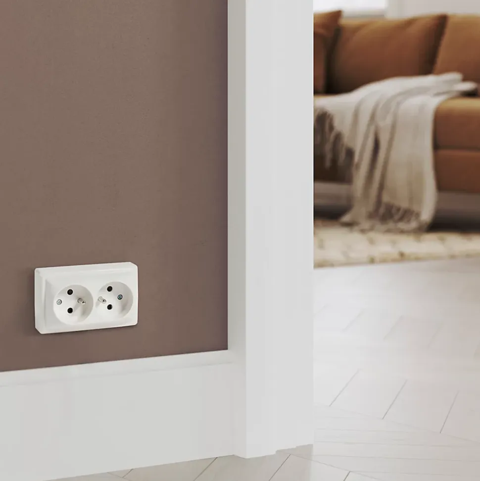 Prise avec terre monobloc en saillie Jacobsen Sigurd blanc complet