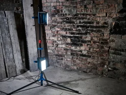 Projecteur de chantier double sur pied à LED filaire Erbauer Lewo 1600 lumens (20W)